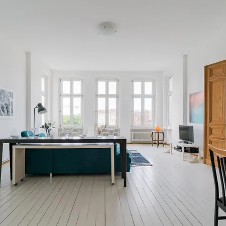 Center Schwabing Spacious Flat